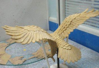 老鹰踏球雕塑，仿真鸟禽类，玻璃钢材质雕塑